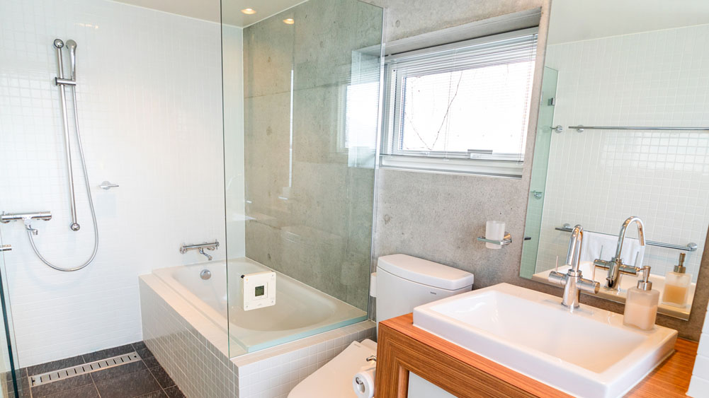 Yuuki Toride Chalet - Ensuite Bathroom in Master